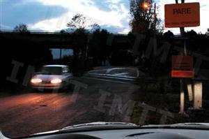 Nesta situação, se a passagem de nível se encontrar fechada, devo: