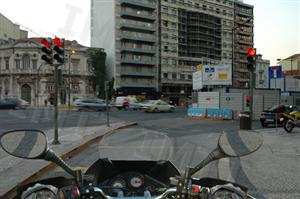 O condutor de um motociclo, durante o dia e com condições meteorológicas ou ambientais que tornem a visibilidade suficiente, enquanto aguarda pelo sinal que lhe permita avançar deve utilizar as luzes de: