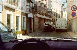 A sinalização proíbe a circulação de veículos com peso total superior a 3,5t.