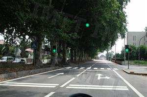 A sinalização luminosa desta via pública indica-me: