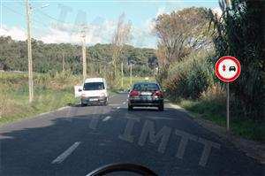 Após o sinal vertical, que tipo de veículos estou proibido de ultrapassar?