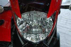 Um motociclo em circulação pode continuar a transitar na via, se tiver uma avaria nas luzes de cruzamento?