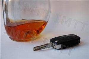 Que efeitos exerce o álcool no condutor?
