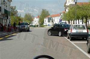 A manobra do veículo à minha frente deve ser realizada: