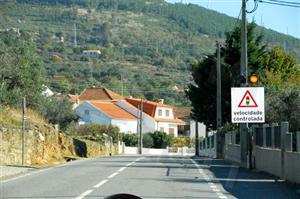 Perante este sinal estou obrigado a moderar a velocidade do meu veículo. Concorda com esta afirmação?