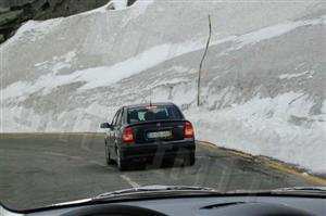 Uma das precauções que deve ser tomada na condução com gelo, será: