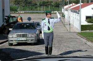 Nesta situação o agente regulador de trânsito indica: