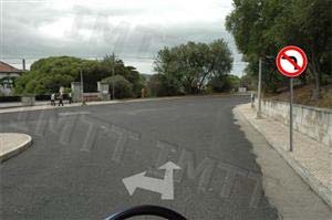 Perante a sinalização existente na via, devo saber que: