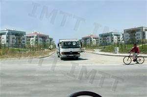 O veículo pesado pretende mudar de direcção à esquerda. Deve ceder a passagem: