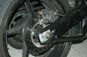 Relativamente à travagem em motociclos, indique qual a afirmação correcta: