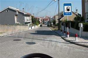 Ao circular nesta via e perante este sinal, fico a saber que: