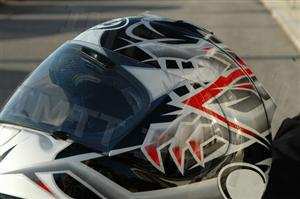 Um bom capacete de protecção deve possuir canais de ventilação que permitam a saída do ar que nele entra?