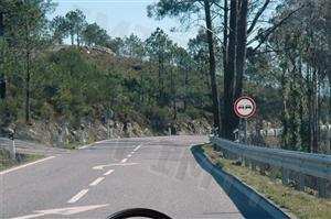 Pretendo mudar de direcção para a esquerda. Como proceder?