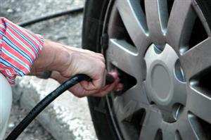 A pressão dos pneus deve ser verificada:
