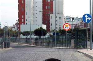 O sinal de fundo branco indica trânsito proibido a: