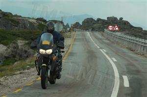 Num motociclo moderno a velocidade instantânea é dada pelo: