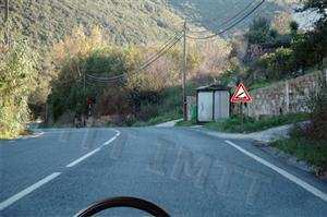 Posso efectuar a manobra de marcha atrás numa ponte?