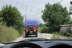 Nas passagens estreitas os veículos dos bombeiros têm sempre prioridade.