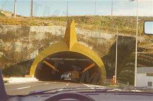 No túnel é sempre proibido ultrapassar.