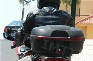 O condutor de um motociclo deve utilizar luvas bem ajustadas às mãos?