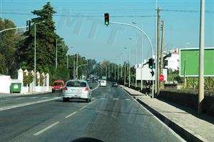 Ao circular neste local, se algum peão já tiver iniciado a travessia da faixa de rodagem devo parar?