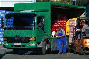 No transporte de mercadorias em automóveis pesados, se a carga for concentrada no lado direito da respectiva caixa de carga, pode ser comprometido: