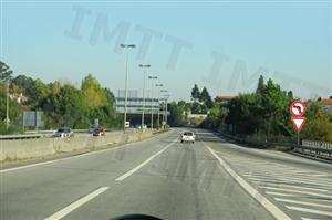 Como devo proceder ao circular nesta via pública?