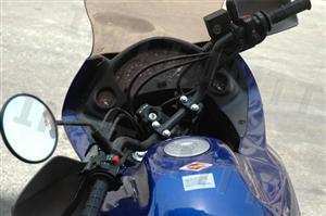 O condutor de um motociclo que use o capacete sem estar devidamente ajustado e apertado pode ser punido: