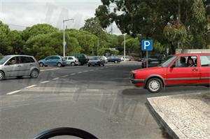 Tenho sempre o dever de ceder a passagem aos veículos que se apresentem pela direita?