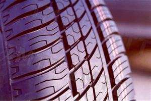 A pressão do ar dos pneus deve ser verificada quando estão:
