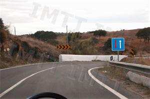 O sinal de fundo azul obriga-me a ceder a passagem a qualquer veículo que circule em sentido contrário.