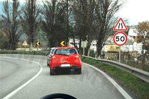 Nesta situação, posso ultrapassar o veículo que circula à minha frente?