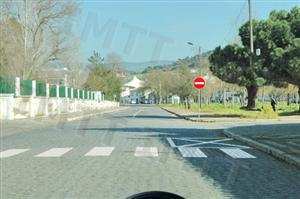 Ao encontrar este sinal vertical sei que na via onde o mesmo se encontra: