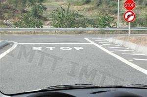 A sinalização existente no local indica: