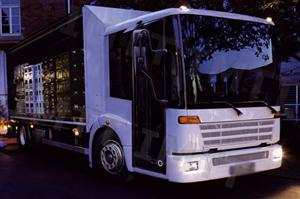 Ao bascular a cabina avançada de um automóvel pesado de mercadorias, o operador deve certificar-se: