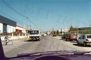 Neste entroncamento pretendo mudar de direcção para a esquerda. Quem avança em primeiro lugar?
