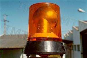 Num tractor agrícola a luz rotativa amarela serve para assinalar: