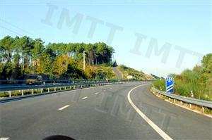 Qual dos seguintes veículos não pode exceder a velocidade de 90 Km/h ao circular nesta via pública?