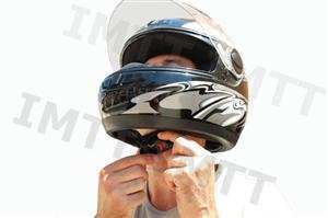 O condutor de um motociclo deve saber que a utilização do capacete de protecção influencia a sua visão. Concorda com esta afirmação?