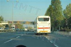 Dentro das localidades, a velocidade máxima permitida para os automóveis pesados de passageiros sem reboque é de 50 km/h.