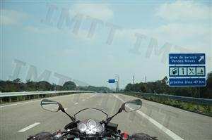 Como devo proceder quando circulo em auto-estrada?