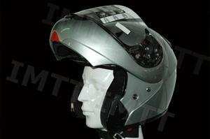 A camada de protecção interior de um capacete tem a função de absorver o impacto em caso de acidente.