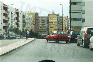 A luz branca, visível à retaguarda do veículo vermelho, indica que: