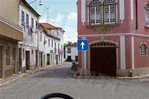 Nesta situação, sou obrigado a seguir pela via em que se encontra o sinal vertical.