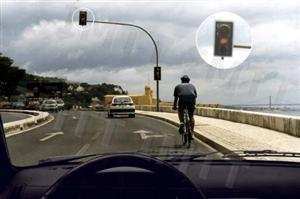 A luz amarela constante do sinal luminoso antecede a luz: