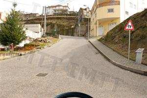 Ao circular neste local estou obrigado a moderar especialmente a velocidade do meu veículo.