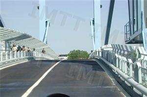 Um condutor está obrigado a moderar especialmente a velocidade quando circula nesta ponte. Concorda com esta afirmação?