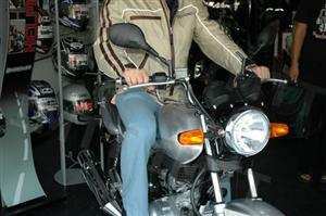 Num motociclo de duas rodas, uma incorrecta posição do condutor pode deslocar perigosamente o centro de gravidade do conjunto?