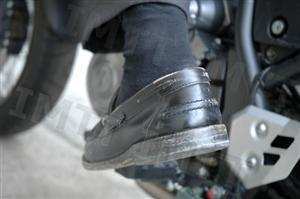 Na condução de um motociclo, as reduções de velocidade na caixa devem ser efectuadas com o mínimo de esforço para o motor, pelo que: