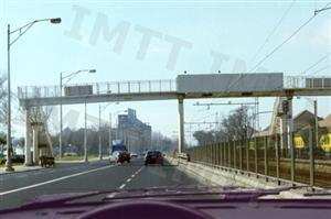 Pretendo mudar de direcção para a esquerda. Devo: